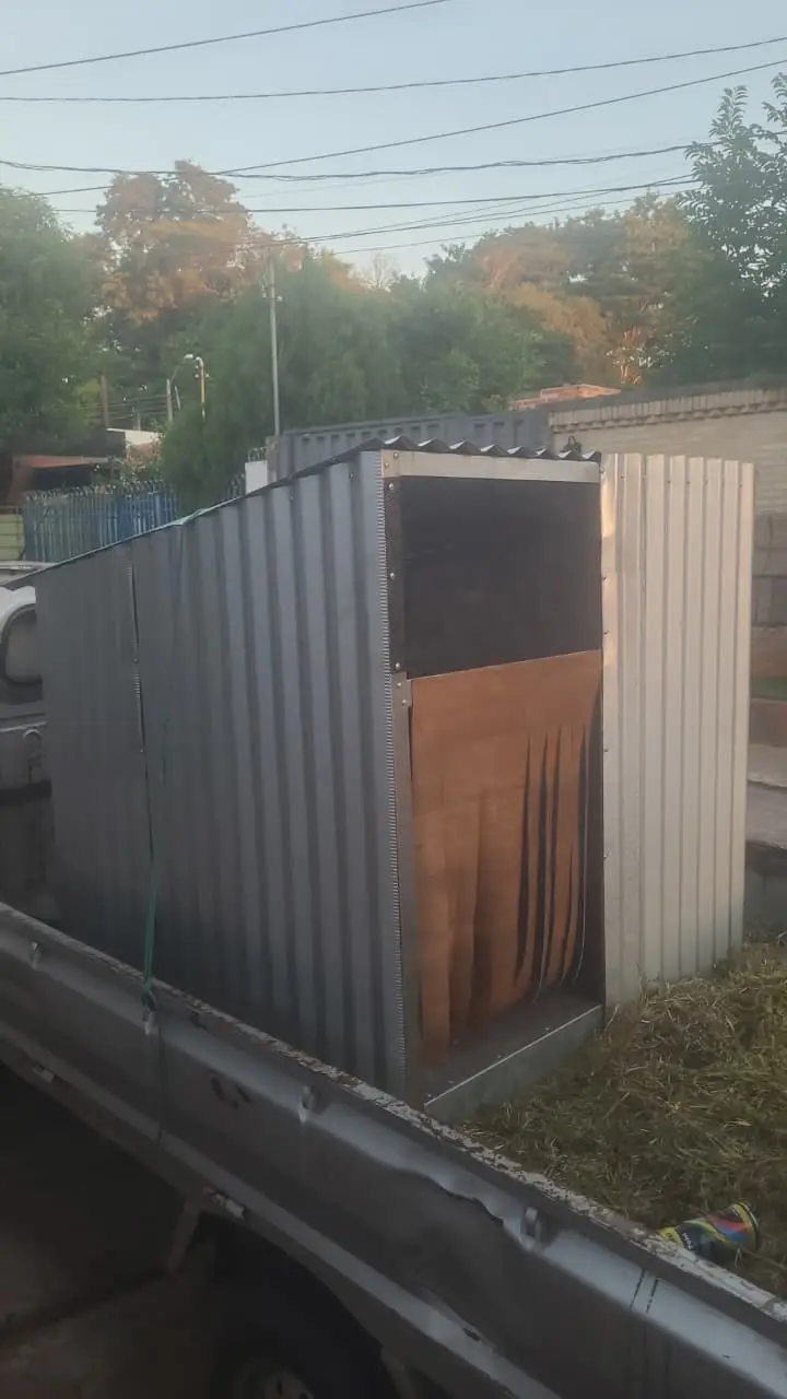 Außenansicht der Modular-K-PIR-Kabine während der Installation